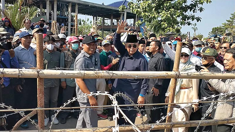 Panji Gumilang bersama masa pendukungnya di depan gerbang Ponpes Al Zaytun, Indramayu, Kamis (22/6/2023).